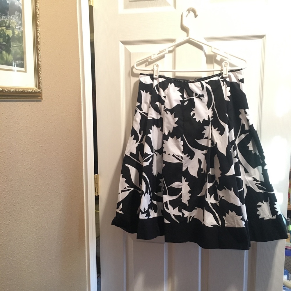 T Tahari full skirt with bold black &white print